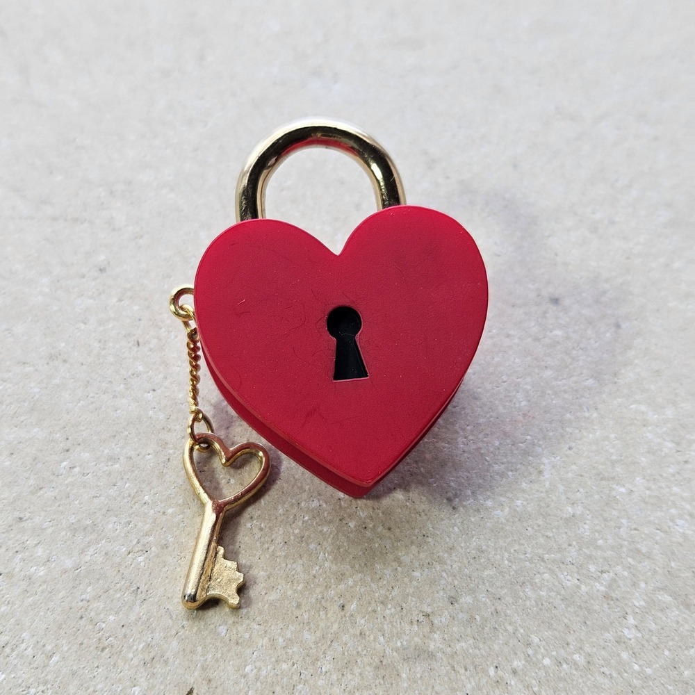 Vtg 80s Hallmark Cards Red‎ Heart Padlock and Key Brooch Gold Tone Pin HMK CDS